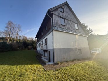 Einfamilienhaus mit 2 Einliegerwohnungen, Garten, Garage und Stellplätzen in idyllischer Hofschaft! – Bild: 25759