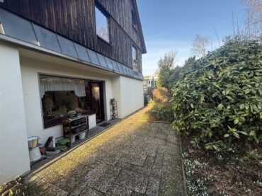 Einfamilienhaus mit 2 Einliegerwohnungen, Garten, Garage und Stellplätzen in idyllischer Hofschaft! – Bild: 25761