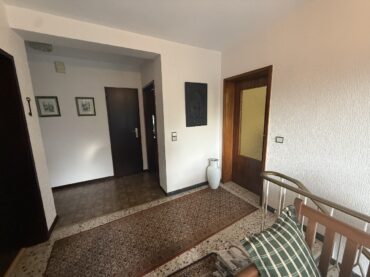 Einfamilienhaus mit 2 Einliegerwohnungen, Garten, Garage und Stellplätzen in idyllischer Hofschaft! – Bild: 25762