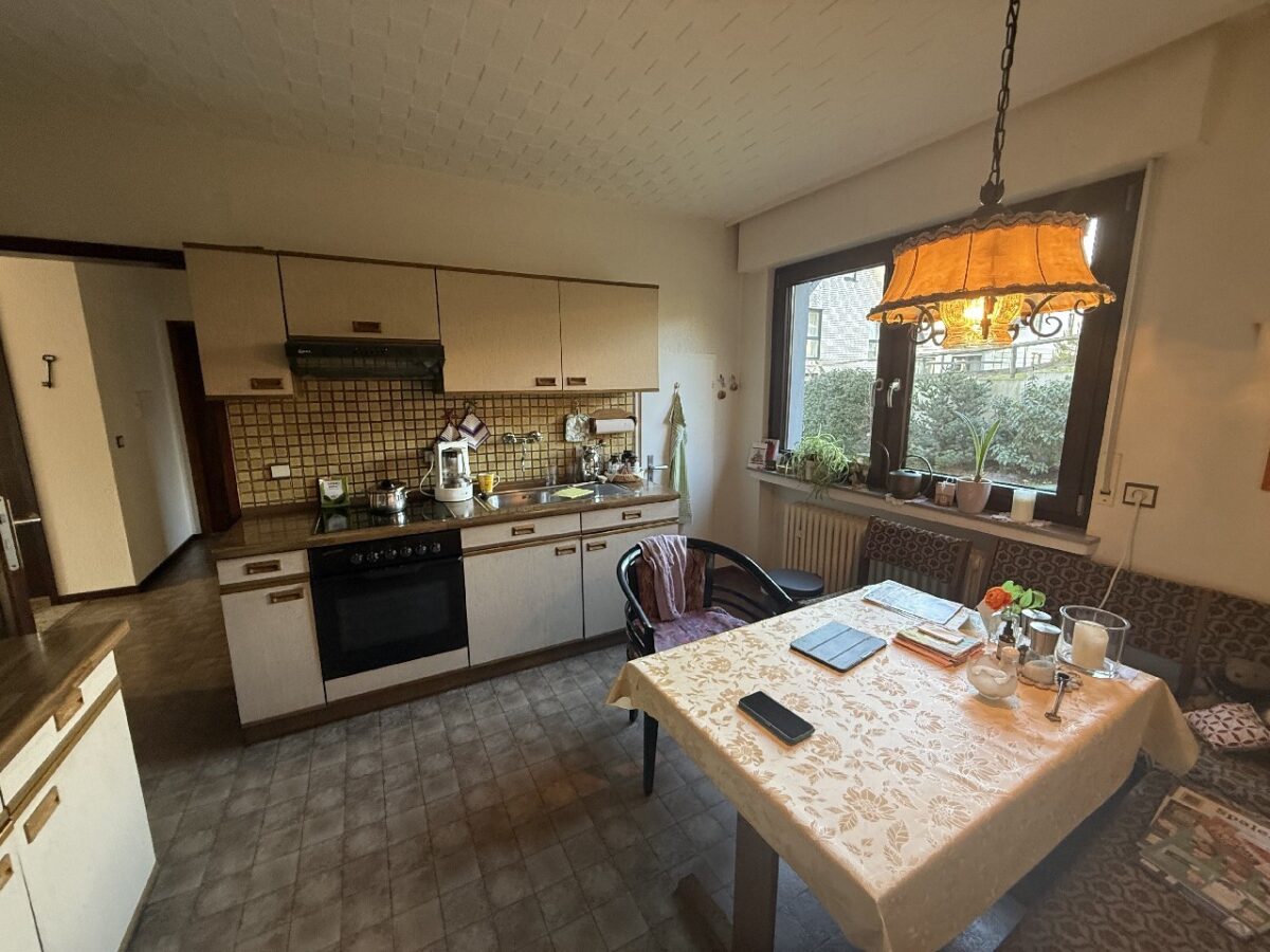 Einfamilienhaus mit 2 Einliegerwohnungen, Garten, Garage und Stellplätzen in idyllischer Hofschaft! – Bild: 25763