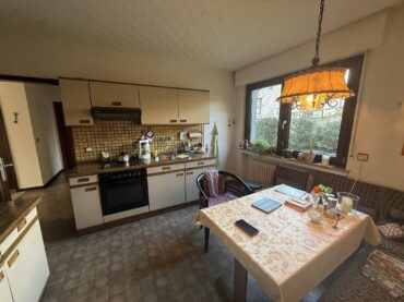 Einfamilienhaus mit 2 Einliegerwohnungen, Garten, Garage und Stellplätzen in idyllischer Hofschaft! – Bild: 25763