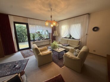 Einfamilienhaus mit 2 Einliegerwohnungen, Garten, Garage und Stellplätzen in idyllischer Hofschaft! – Bild: 25764