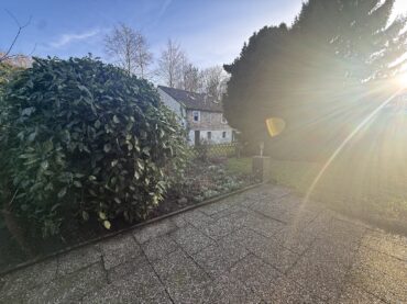 Einfamilienhaus mit 2 Einliegerwohnungen, Garten, Garage und Stellplätzen in idyllischer Hofschaft! – Bild: 25765