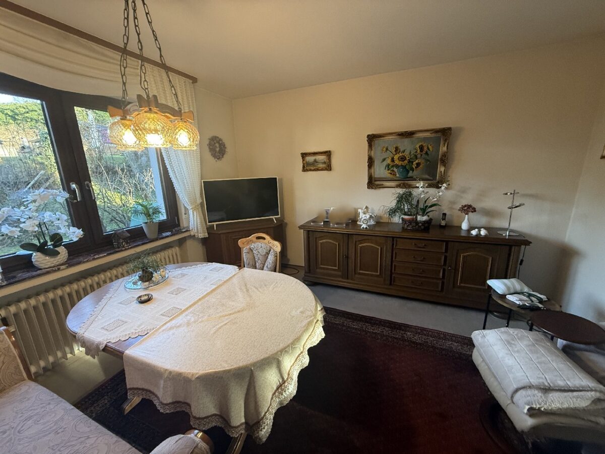 Einfamilienhaus mit 2 Einliegerwohnungen, Garten, Garage und Stellplätzen in idyllischer Hofschaft! – Bild: 25766