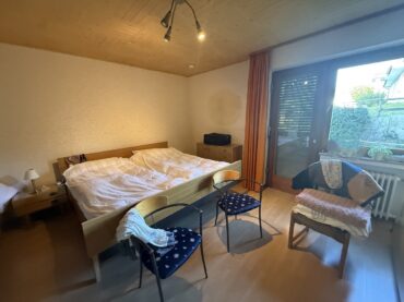 Einfamilienhaus mit 2 Einliegerwohnungen, Garten, Garage und Stellplätzen in idyllischer Hofschaft! – Bild: 25768