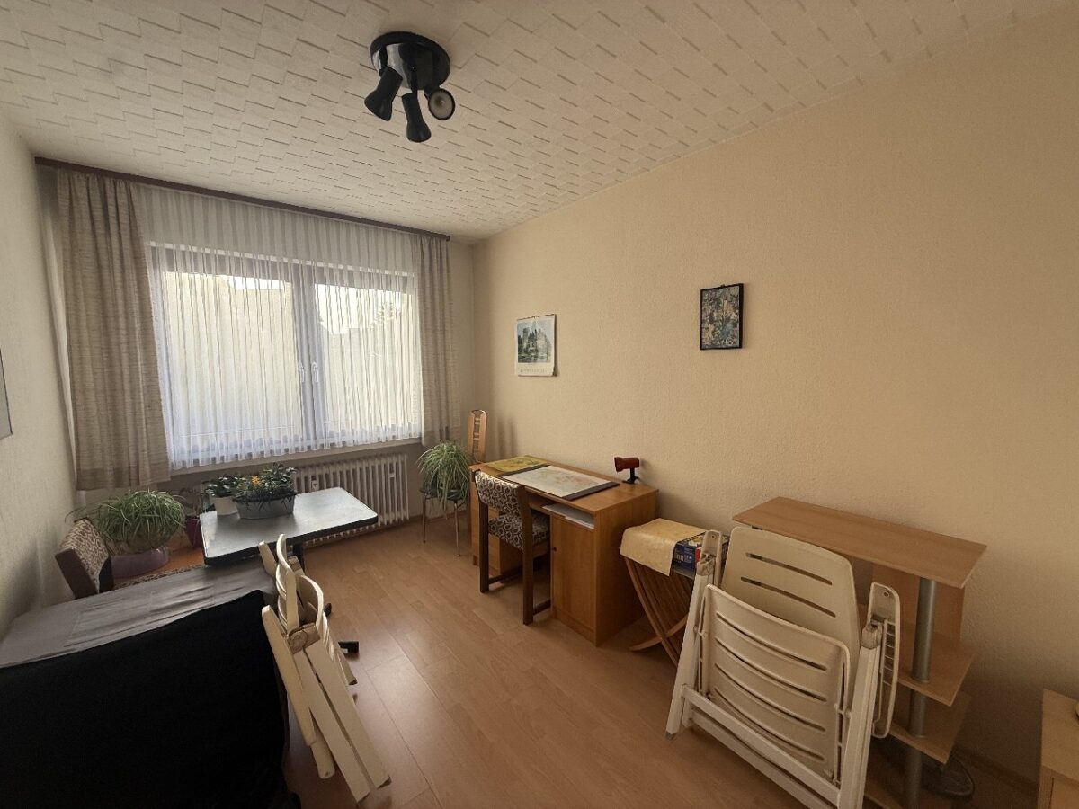 Einfamilienhaus mit 2 Einliegerwohnungen, Garten, Garage und Stellplätzen in idyllischer Hofschaft! – Bild: 25770