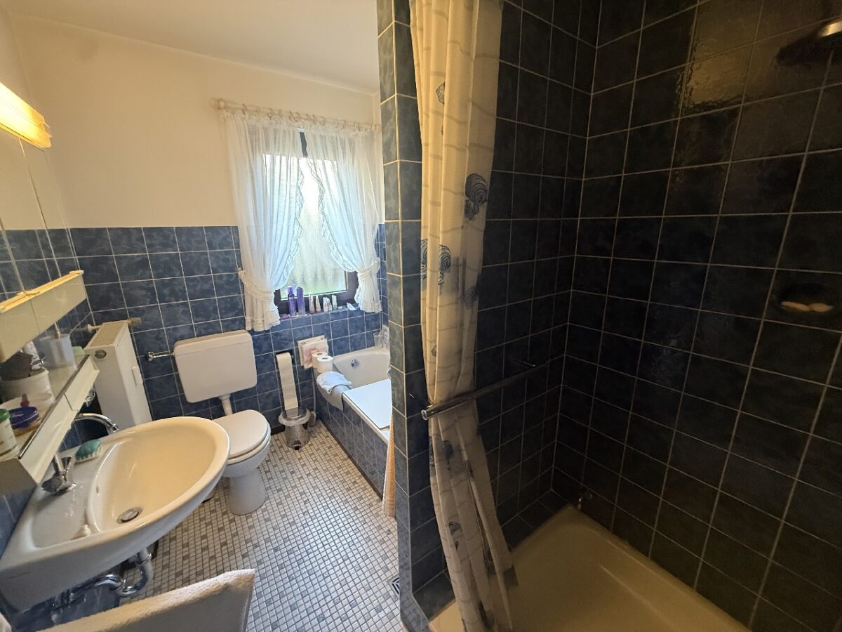 Einfamilienhaus mit 2 Einliegerwohnungen, Garten, Garage und Stellplätzen in idyllischer Hofschaft! – Bild: 25772