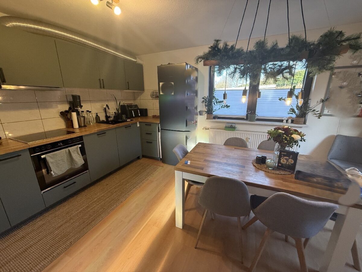 Einfamilienhaus mit 2 Einliegerwohnungen, Garten, Garage und Stellplätzen in idyllischer Hofschaft! – Bild: 25779