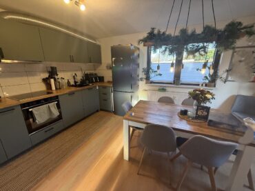 Einfamilienhaus mit 2 Einliegerwohnungen, Garten, Garage und Stellplätzen in idyllischer Hofschaft! – Bild: 25779