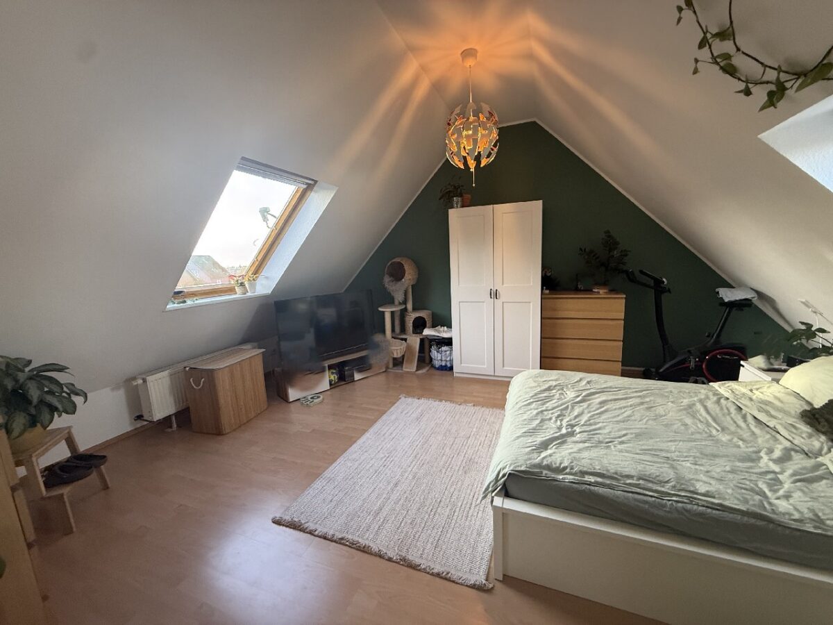 Einfamilienhaus mit 2 Einliegerwohnungen, Garten, Garage und Stellplätzen in idyllischer Hofschaft! – Bild: 25783