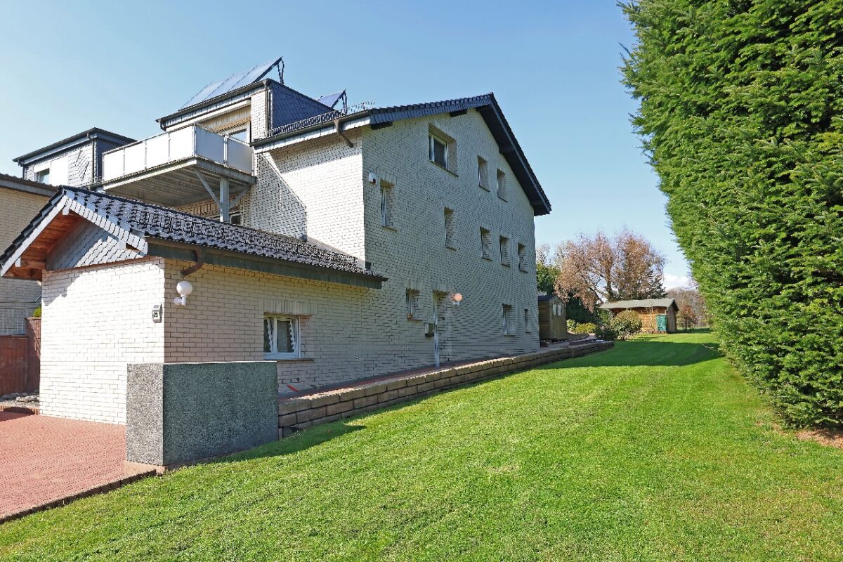 JA, zum Haus im Haus mit Terrasse, Garten und 2 KFZ-Stellplätzen in Solingen-Gräfrath! – Bild: 26155