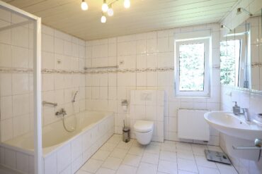 JA, zum Haus im Haus mit Terrasse, Garten und 2 KFZ-Stellplätzen in Solingen-Gräfrath! – Bild: 26167