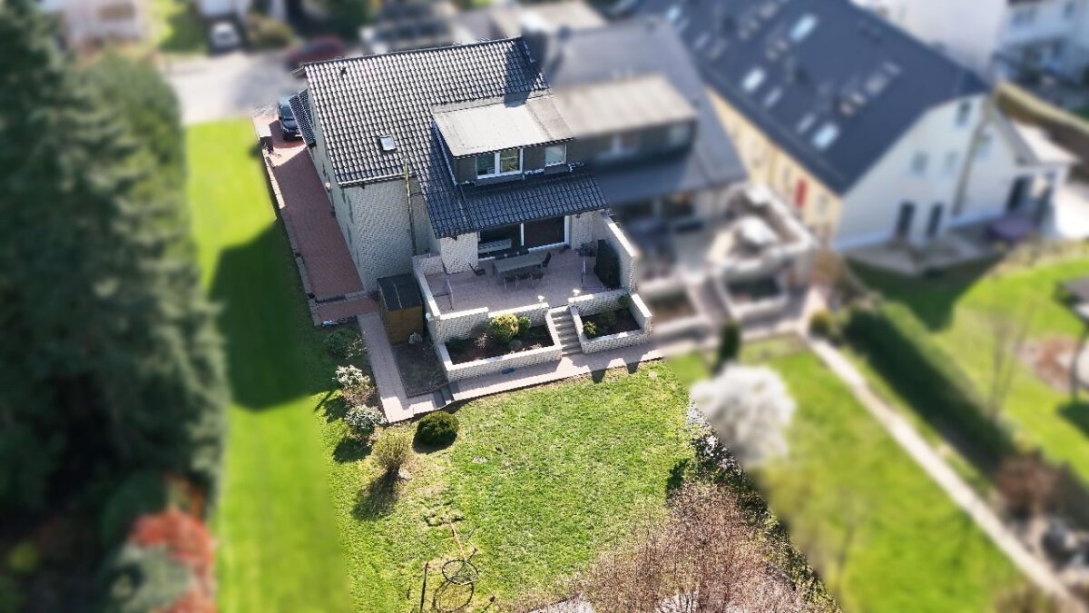 JA, zum Haus im Haus mit Terrasse, Garten und 2 KFZ-Stellplätzen in Solingen-Gräfrath! – Bild: 26172