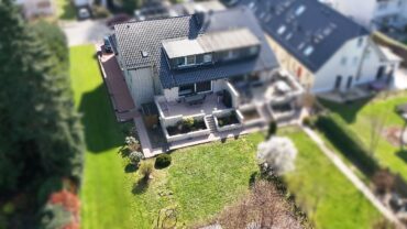 JA, zum Haus im Haus mit Terrasse, Garten und 2 KFZ-Stellplätzen in Solingen-Gräfrath! – Bild: 26172