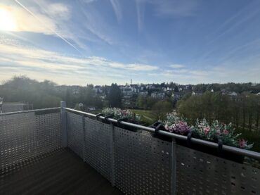 JA, zur neuwertigen 3,5 ZimmerMaisonettewohnung mit Stellplatz, 2 Balkonen  und  Weitblick am Bärenloch – Bild: 26173