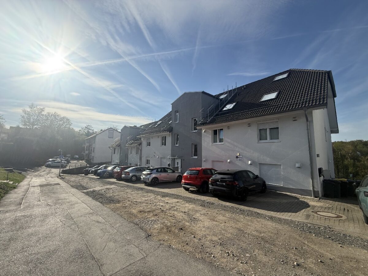 JA, zur neuwertigen 3,5 ZimmerMaisonettewohnung mit Stellplatz, 2 Balkonen  und  Weitblick am Bärenloch – Bild: 26174