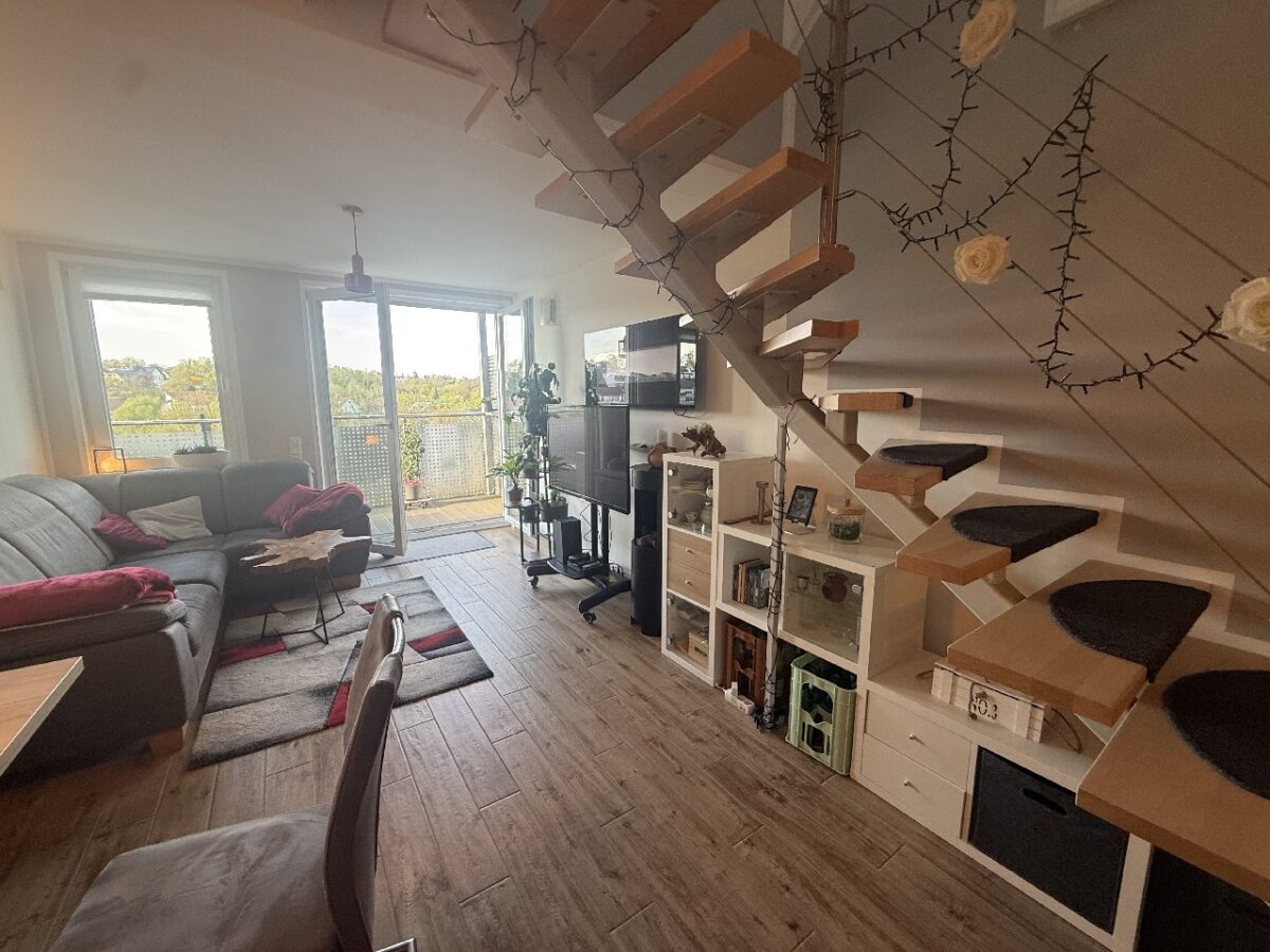 JA, zur neuwertigen 3,5 ZimmerMaisonettewohnung mit Stellplatz, 2 Balkonen  und  Weitblick am Bärenloch – Bild: 26178