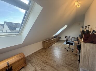 JA, zur neuwertigen 3,5 ZimmerMaisonettewohnung mit Stellplatz, 2 Balkonen  und  Weitblick am Bärenloch – Bild: 26180