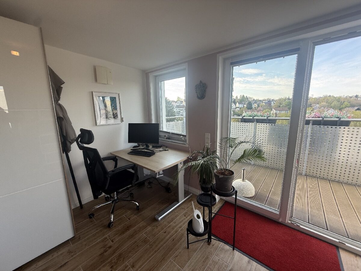 JA, zur neuwertigen 3,5 ZimmerMaisonettewohnung mit Stellplatz, 2 Balkonen  und  Weitblick am Bärenloch – Bild: 26185