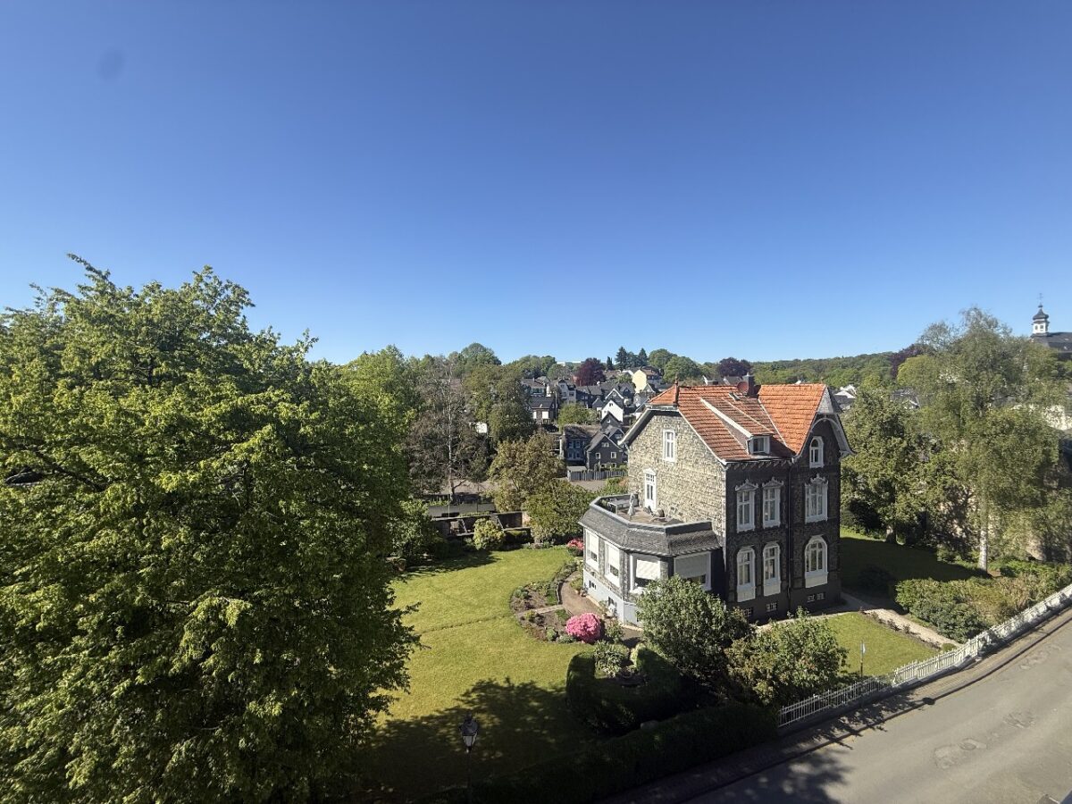 JA, zur gepflegten Eigentumswohnung mit Sonnenloggia und TG-Stellplatz im Herz von Solingen-Gräfrath – Bild: 26350