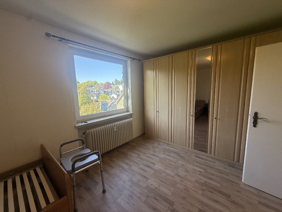 JA, zur gepflegten Eigentumswohnung mit Sonnenloggia und TG-Stellplatz im Herz von Solingen-Gräfrath – Bild: 26353