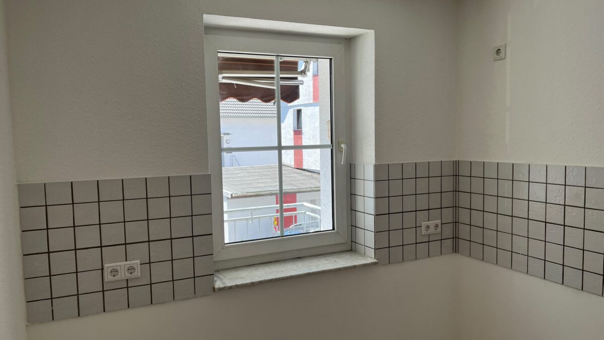 JA, zur renovierten 3-Zimmer-Wohnung mit Balkon + Tiefgaragenstellplatz in zentraler Lage von Ohligs – Bild: 28005