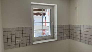 JA, zur renovierten 3-Zimmer-Wohnung mit Balkon + Tiefgaragenstellplatz in zentraler Lage von Ohligs – Bild: 28005