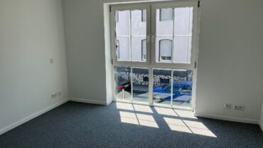 JA, zur renovierten 3-Zimmer-Wohnung mit Balkon + Tiefgaragenstellplatz in zentraler Lage von Ohligs – Bild: 28007