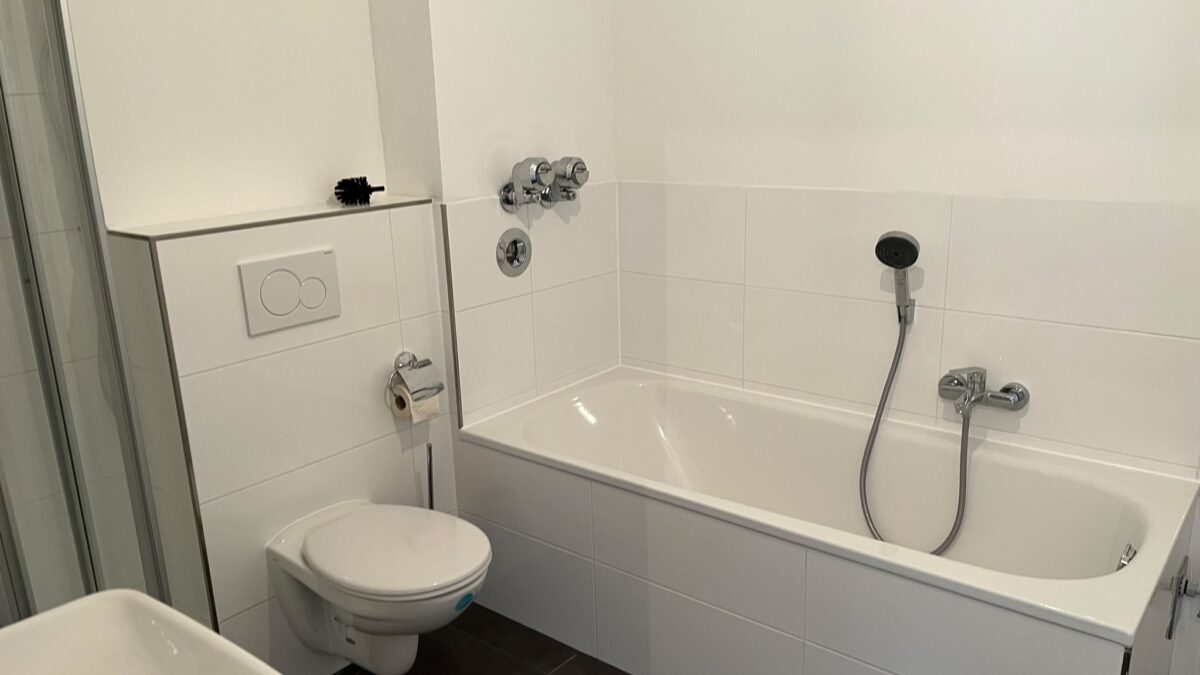 JA, zur renovierten 3-Zimmer-Wohnung mit Balkon + Tiefgaragenstellplatz in zentraler Lage von Ohligs – Bild: 28008
