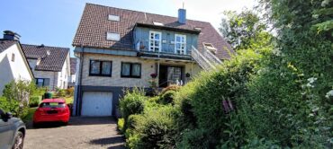 JA, zur idyllischen Hofschaft am Lochbachtal – Einfamilienhaus mit 2 Einliegerwohnungen und Garten – Bild: 28568