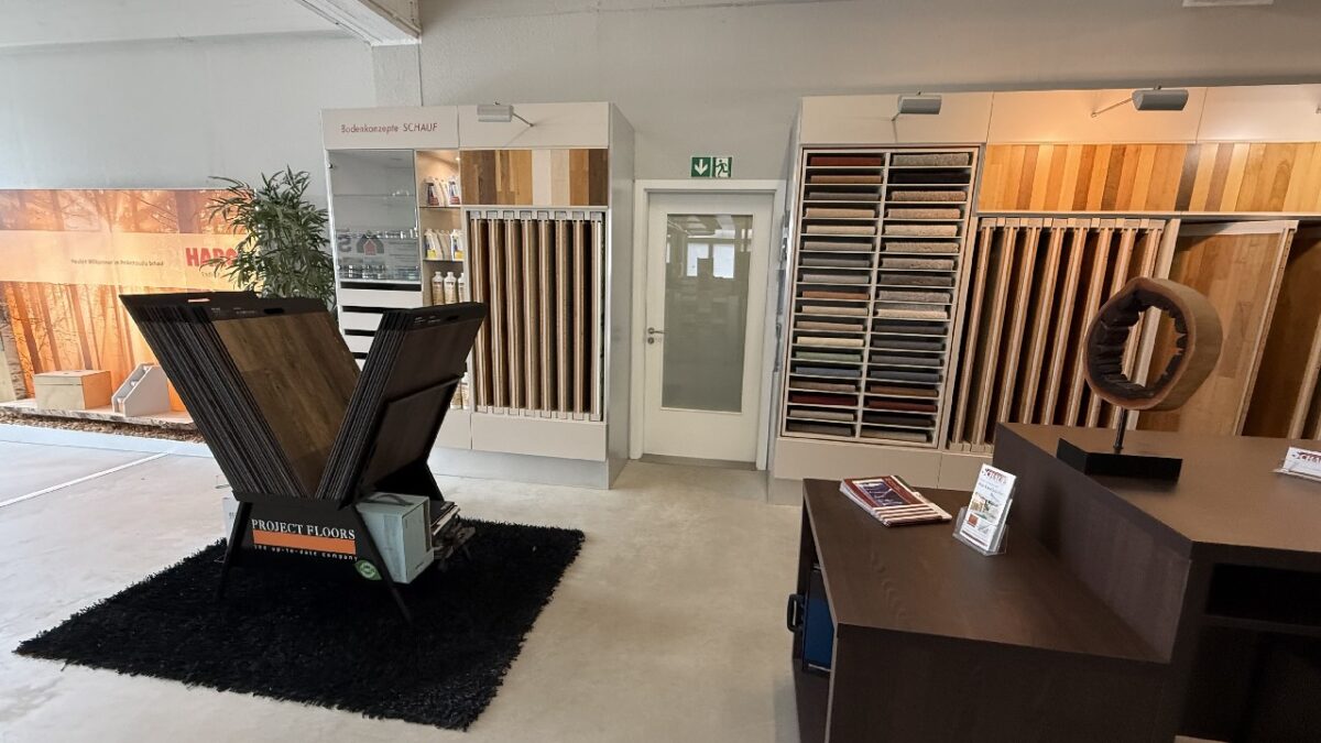 JA, zur großzügigen Gewerbehalle mit Büro-, Lagerfläche  und  großen Außenlagerflächen in Solingen-Wald – Bild: 28370