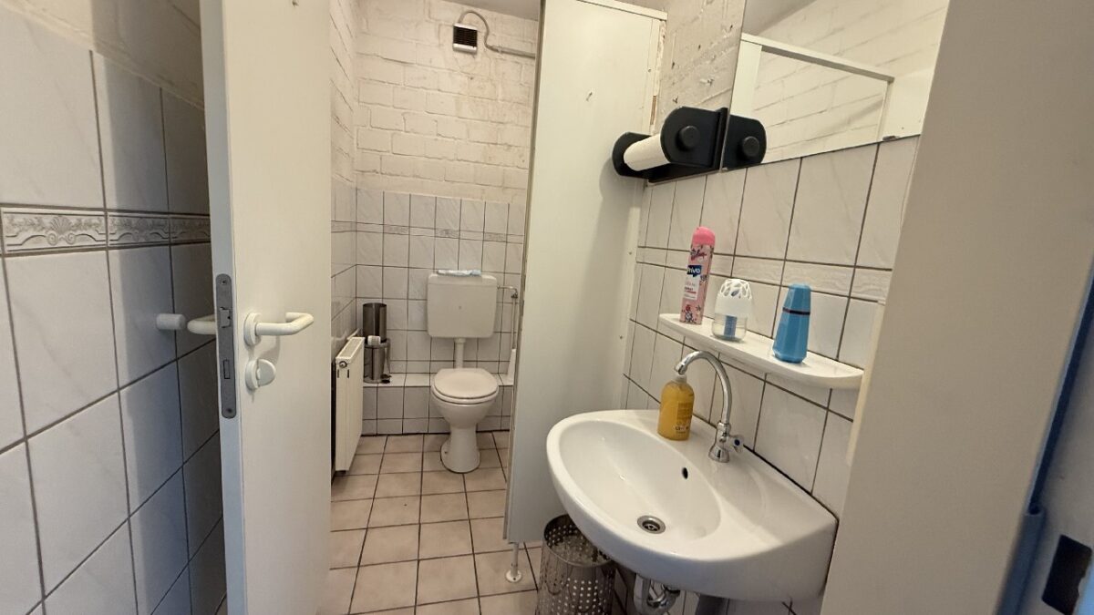 JA, zur großzügigen Gewerbehalle mit Büro-, Lagerfläche  und  großen Außenlagerflächen in Solingen-Wald – Bild: 28373