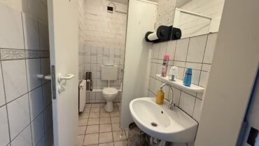 JA, zur großzügigen Gewerbehalle mit Büro-, Lagerfläche  und  großen Außenlagerflächen in Solingen-Wald – Bild: 28373