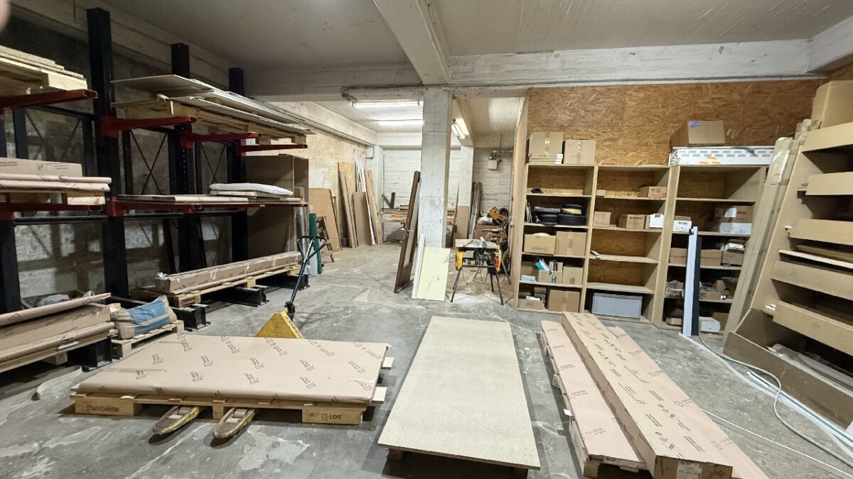 JA, zur großzügigen Gewerbehalle mit Büro-, Lagerfläche  und  großen Außenlagerflächen in Solingen-Wald – Bild: 28379
