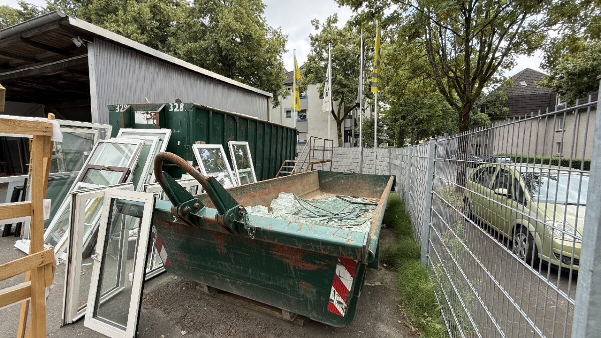 JA, zur großzügigen Gewerbehalle mit Büro-, Lagerfläche  und  großen Außenlagerflächen in Solingen-Wald – Bild: 28385