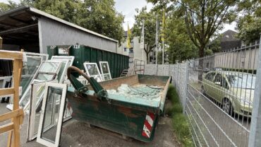 JA, zur großzügigen Gewerbehalle mit Büro-, Lagerfläche  und  großen Außenlagerflächen in Solingen-Wald – Bild: 28385