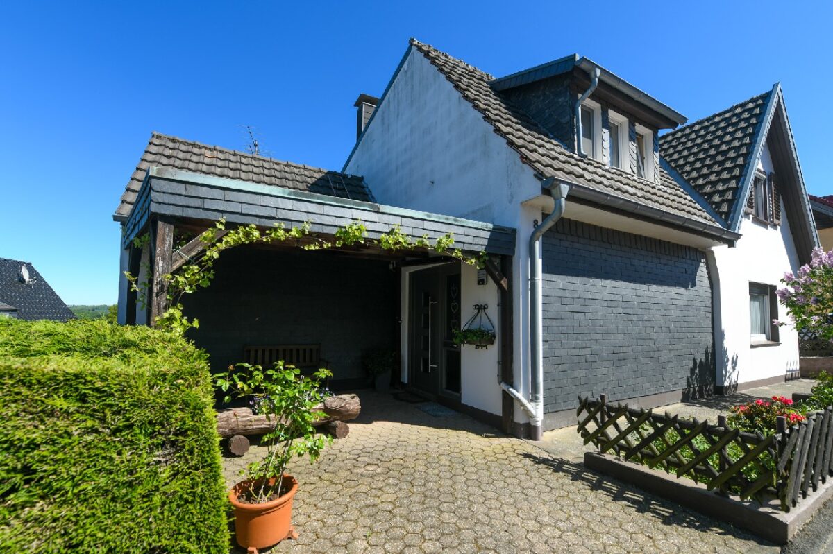 JA, zum Einfamilienhaus mit Einliegerwohnung,Garten und Garage in ruhiger Lage von Solingen-Gräfrath – Bild: 28957