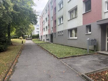 JA, zur 3-Zimmer-Eigentumswohnung mit großem Balkon und Stellplatz in begehrter Lage Nähe Klinikum! – Bild: 29049
