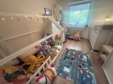 JA, zur 3-Zimmer-Eigentumswohnung mit großem Balkon und Stellplatz in begehrter Lage Nähe Klinikum! – Bild: 29060