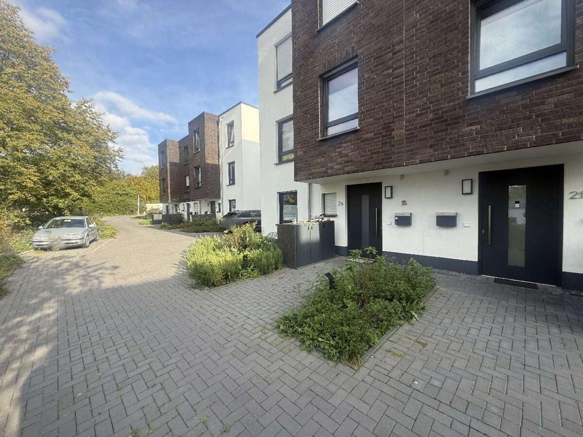 JA, zur neuwertigen Doppelhaushälfte mit Dachterrasse + Garten ‚Montanushof‘ in Solingen-Aufderhöhe – Bild: 29891