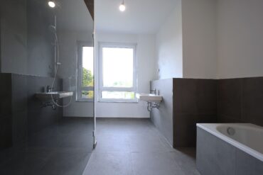 JA, zur neuwertigen Doppelhaushälfte mit Dachterrasse + Garten ‚Montanushof‘ in Solingen-Aufderhöhe – Bild: 29908